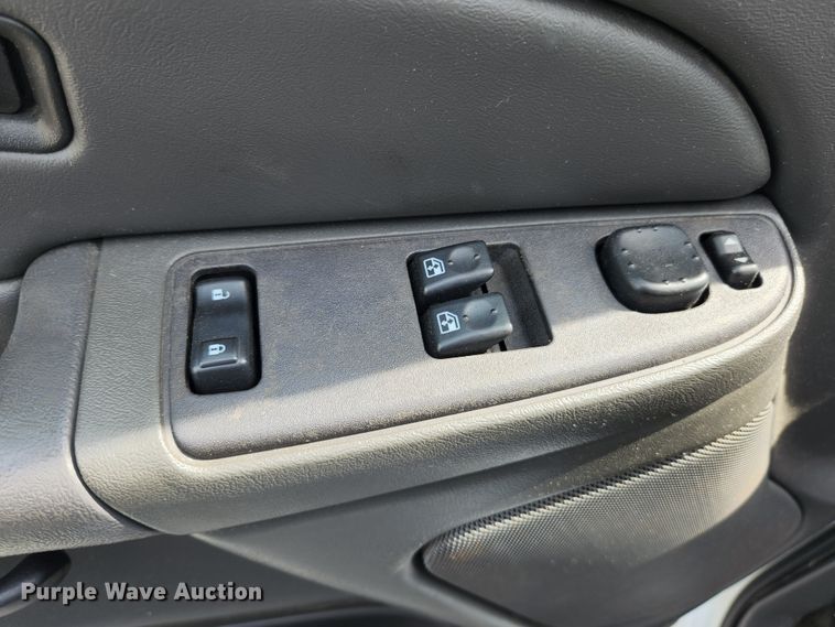 image for item MK9240 2005 Chevrolet Silverado 1500  Ext. Cab pickup truck