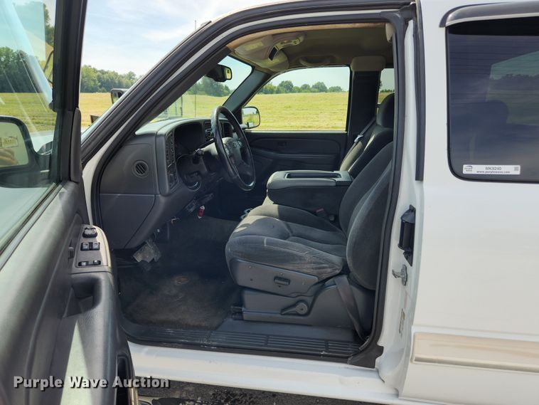 image for item MK9240 2005 Chevrolet Silverado 1500  Ext. Cab pickup truck