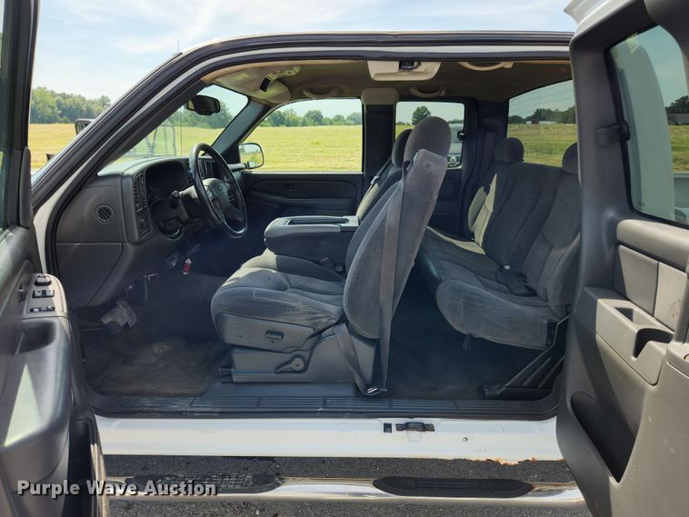 image for item MK9240 2005 Chevrolet Silverado 1500  Ext. Cab pickup truck