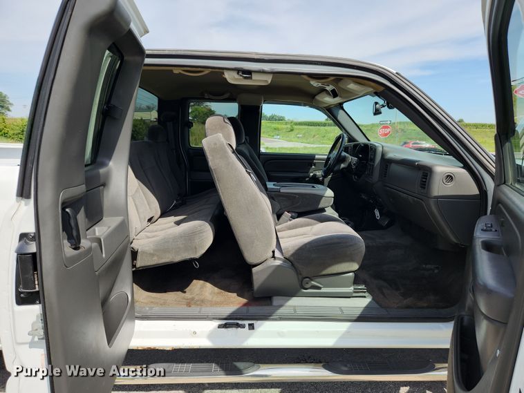 image for item MK9240 2005 Chevrolet Silverado 1500  Ext. Cab pickup truck