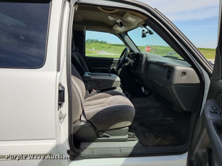 image for item MK9240 2005 Chevrolet Silverado 1500  Ext. Cab pickup truck
