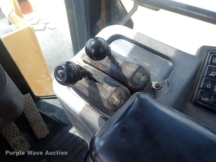 image for item DF8337 2005 John Deere 644J  wheel loader