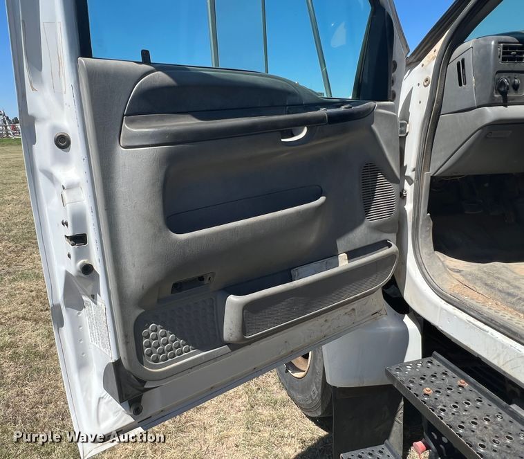 image for item DJ7695 2005 Ford F650 Super Duty  flatbed truck