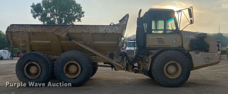 image for item DK6406 2005 John Deere 250D  haul truck