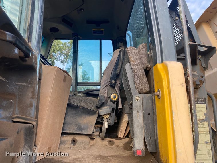 image for item DK6406 2005 John Deere 250D  haul truck