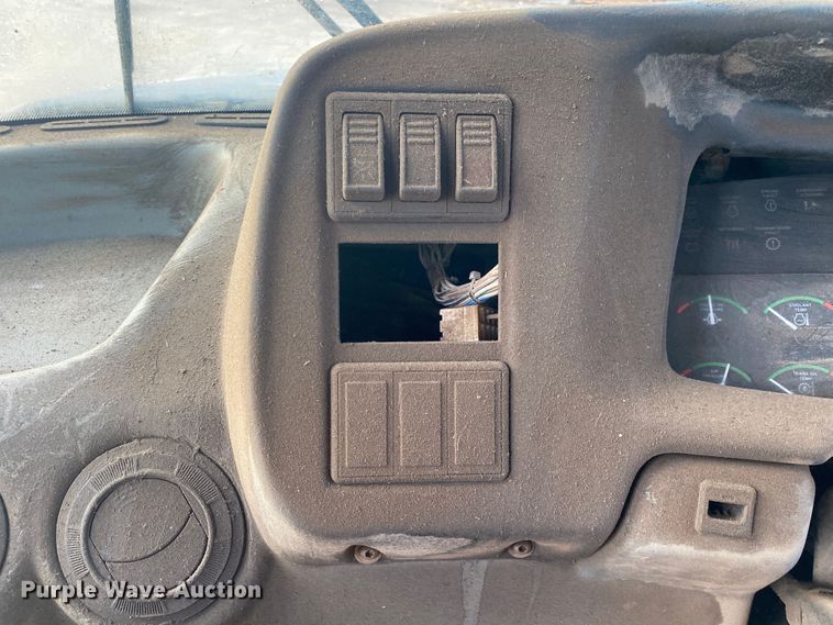 image for item DK6406 2005 John Deere 250D  haul truck