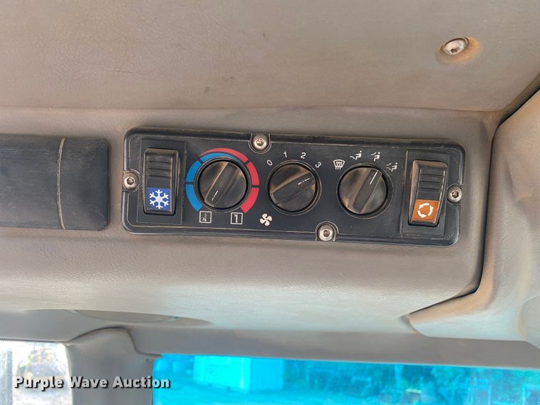 image for item DK6406 2005 John Deere 250D  haul truck