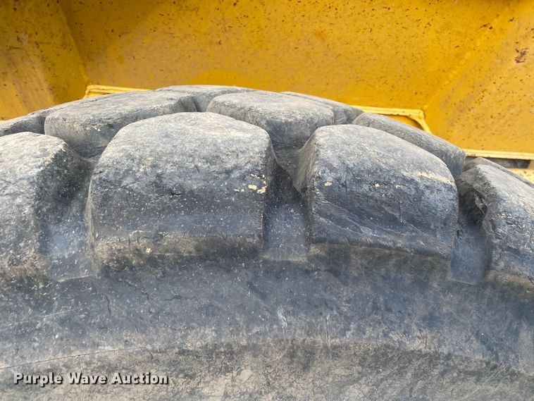 image for item DK6406 2005 John Deere 250D  haul truck