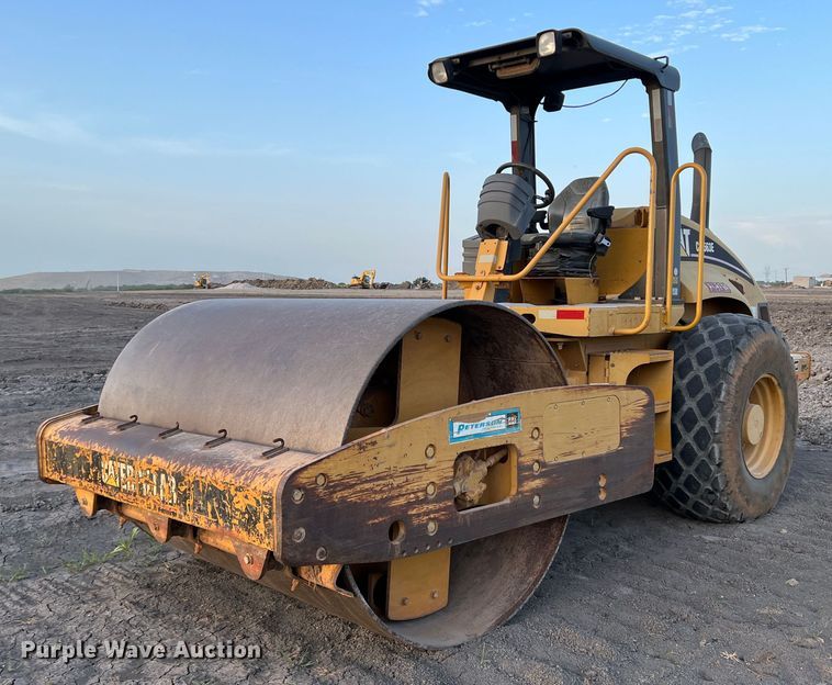 image for item DK7014 2004 Caterpillar CS-563E  single drum vibratory roller