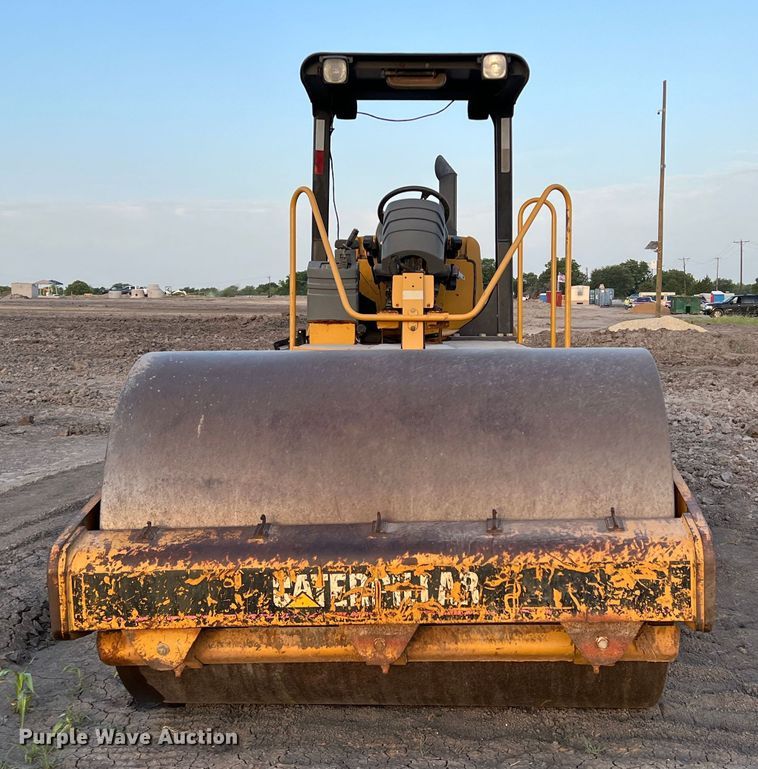 image for item DK7014 2004 Caterpillar CS-563E  single drum vibratory roller