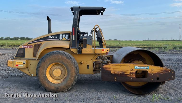 image for item DK7014 2004 Caterpillar CS-563E  single drum vibratory roller