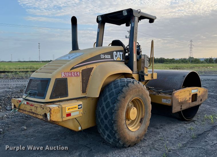 image for item DK7014 2004 Caterpillar CS-563E  single drum vibratory roller