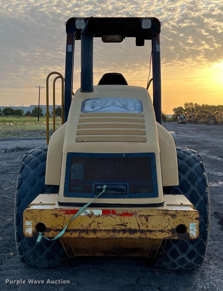 image for item DK7014 2004 Caterpillar CS-563E  single drum vibratory roller