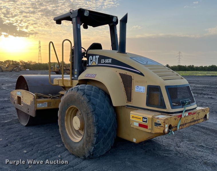 image for item DK7014 2004 Caterpillar CS-563E  single drum vibratory roller