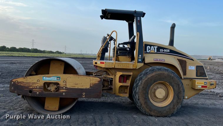 image for item DK7014 2004 Caterpillar CS-563E  single drum vibratory roller