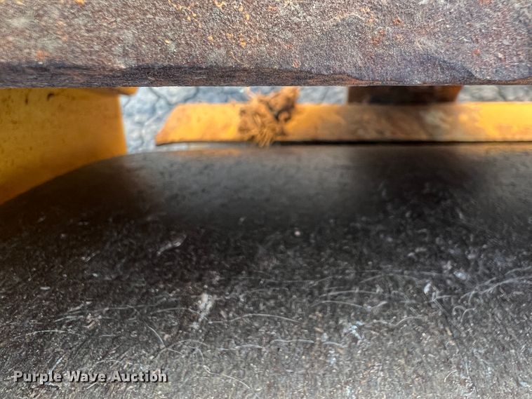 image for item DK7014 2004 Caterpillar CS-563E  single drum vibratory roller