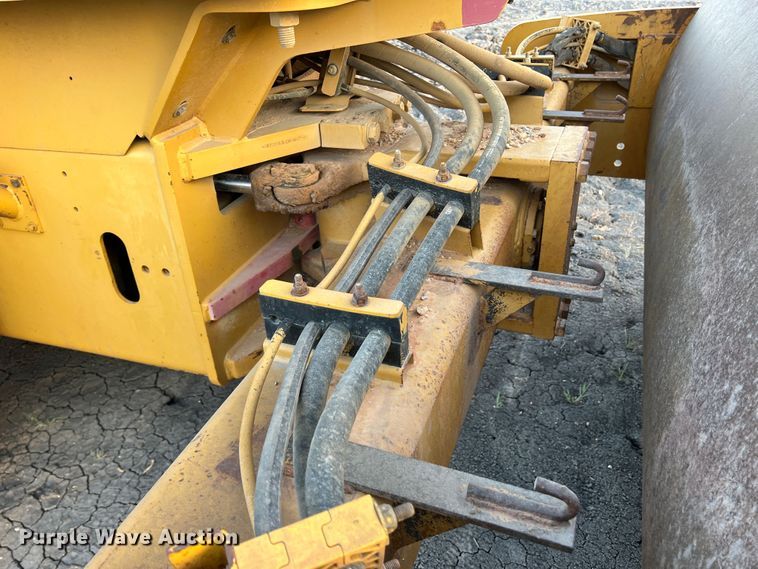 image for item DK7014 2004 Caterpillar CS-563E  single drum vibratory roller