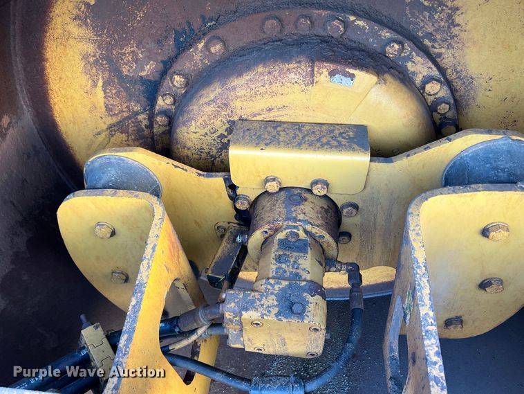 image for item DK7014 2004 Caterpillar CS-563E  single drum vibratory roller