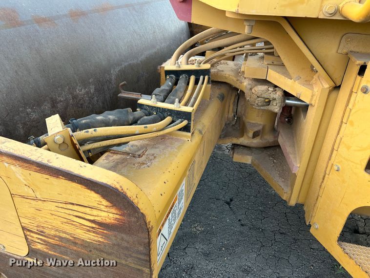 image for item DK7014 2004 Caterpillar CS-563E  single drum vibratory roller