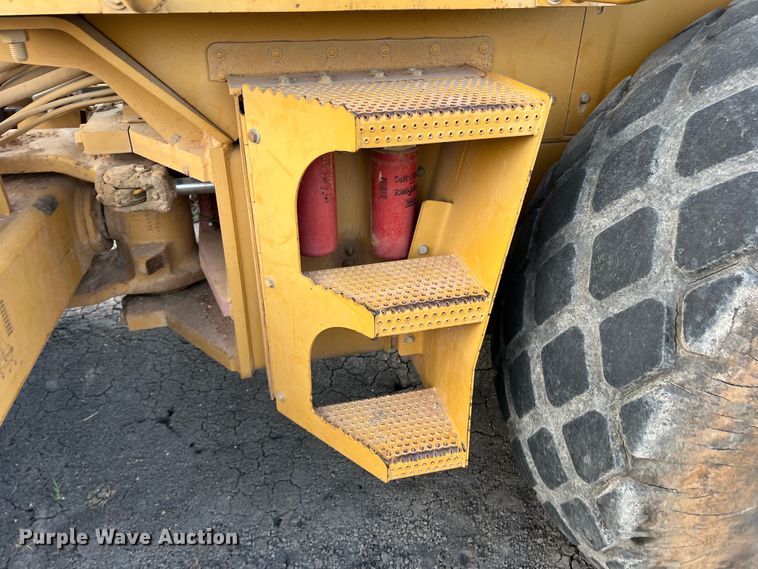 image for item DK7014 2004 Caterpillar CS-563E  single drum vibratory roller