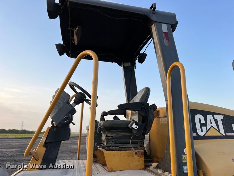 image for item DK7014 2004 Caterpillar CS-563E  single drum vibratory roller