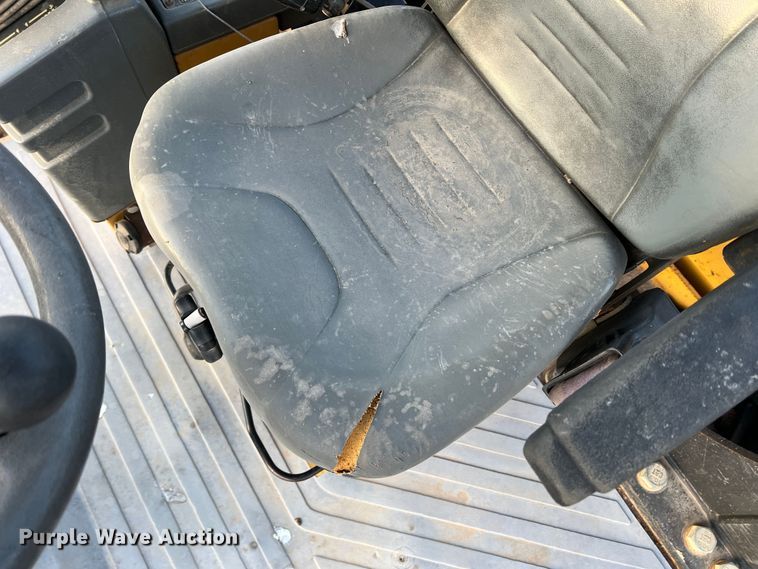 image for item DK7014 2004 Caterpillar CS-563E  single drum vibratory roller