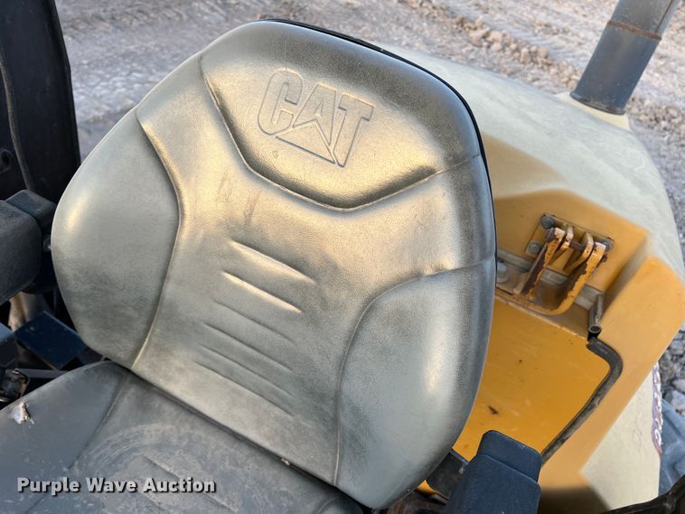 image for item DK7014 2004 Caterpillar CS-563E  single drum vibratory roller