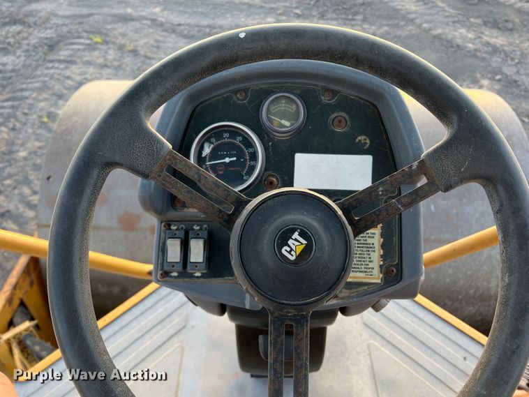 image for item DK7014 2004 Caterpillar CS-563E  single drum vibratory roller