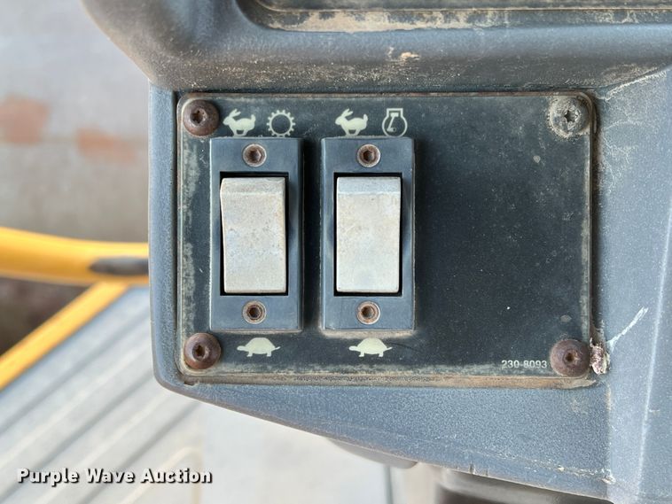 image for item DK7014 2004 Caterpillar CS-563E  single drum vibratory roller