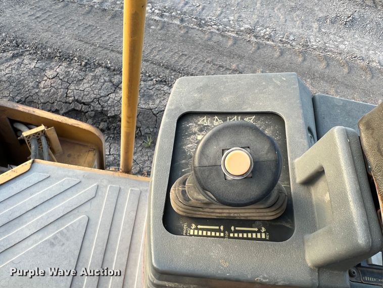 image for item DK7014 2004 Caterpillar CS-563E  single drum vibratory roller