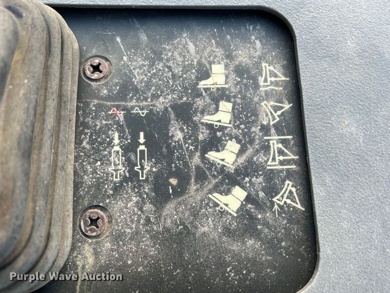 image for item DK7014 2004 Caterpillar CS-563E  single drum vibratory roller