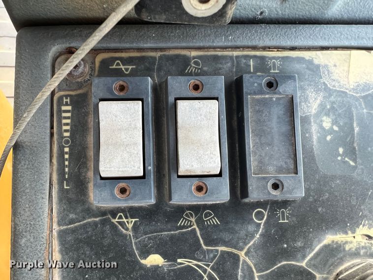 image for item DK7014 2004 Caterpillar CS-563E  single drum vibratory roller