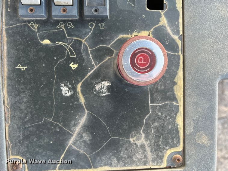 image for item DK7014 2004 Caterpillar CS-563E  single drum vibratory roller