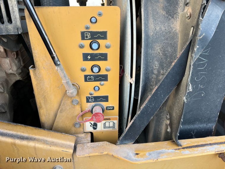 image for item DK7014 2004 Caterpillar CS-563E  single drum vibratory roller