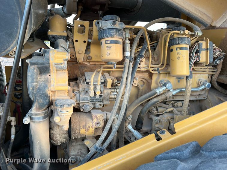 image for item DK7014 2004 Caterpillar CS-563E  single drum vibratory roller