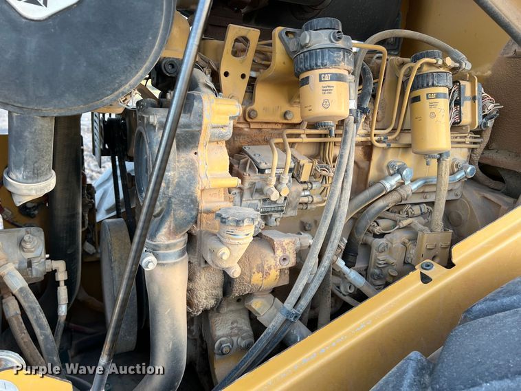 image for item DK7014 2004 Caterpillar CS-563E  single drum vibratory roller