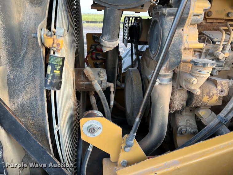 image for item DK7014 2004 Caterpillar CS-563E  single drum vibratory roller