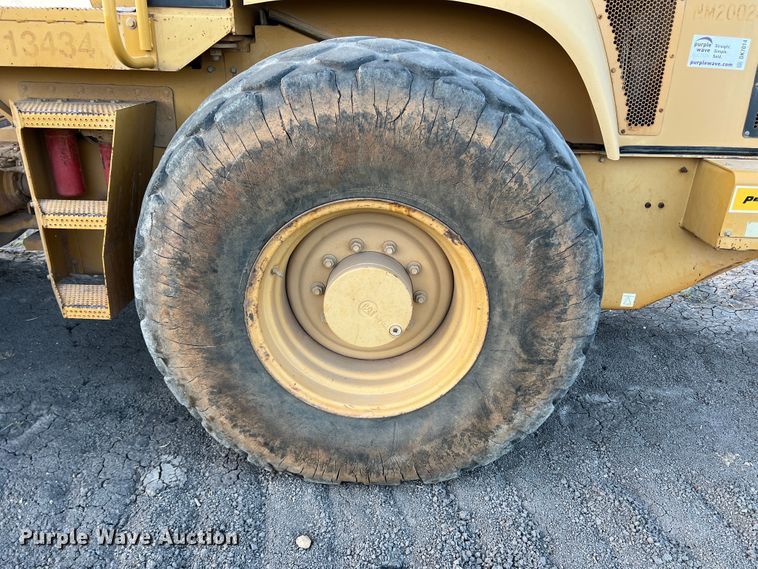 image for item DK7014 2004 Caterpillar CS-563E  single drum vibratory roller