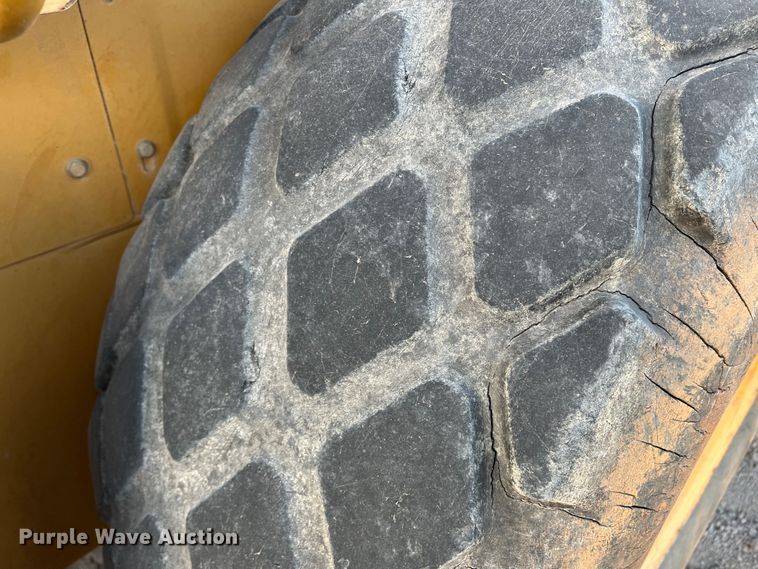 image for item DK7014 2004 Caterpillar CS-563E  single drum vibratory roller