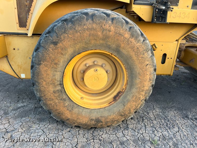 image for item DK7014 2004 Caterpillar CS-563E  single drum vibratory roller