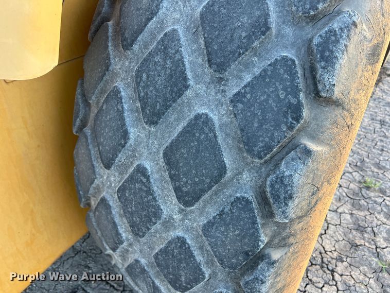 image for item DK7014 2004 Caterpillar CS-563E  single drum vibratory roller