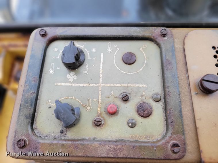 image for item DM2478 1983 Caterpillar 943  track loader