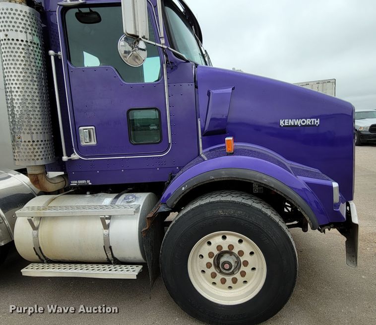 image for item DM2485 2001 Kenworth T800  dump truck