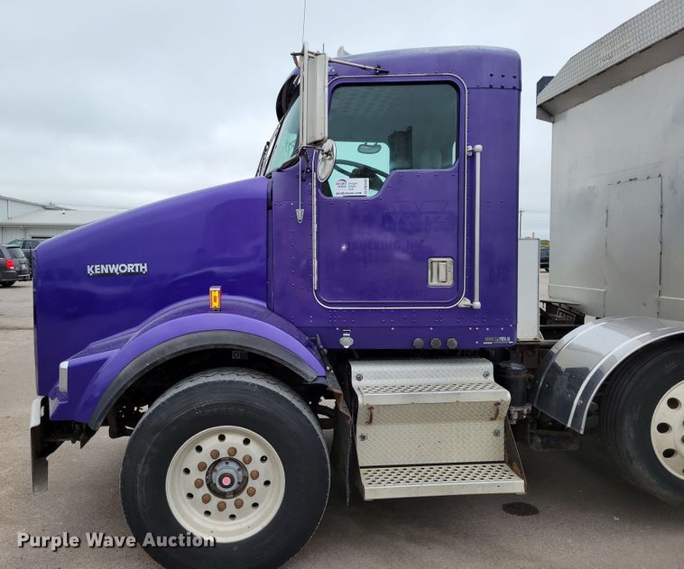 image for item DM2485 2001 Kenworth T800  dump truck