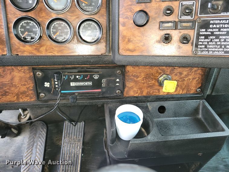 image for item DM2485 2001 Kenworth T800  dump truck