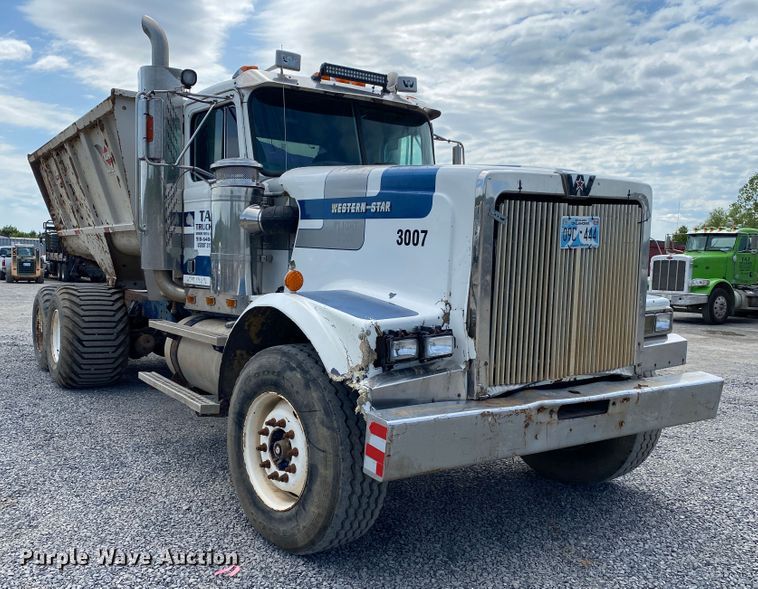 image for item DM4196 2001 Western Star 4964F  manure spreader truck