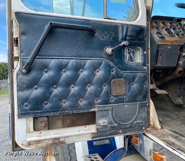 image for item DM4196 2001 Western Star 4964F  manure spreader truck