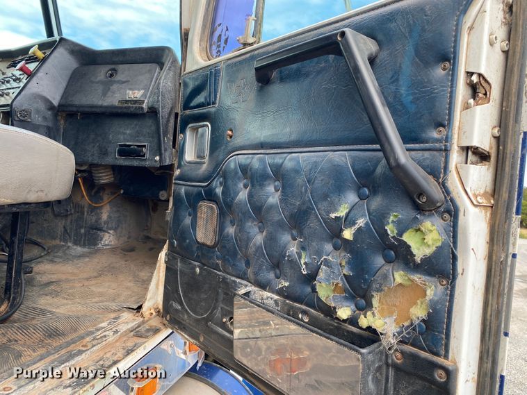 image for item DM4196 2001 Western Star 4964F  manure spreader truck