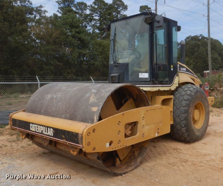 image for item DO1446 2005 Caterpillar CS-563E  single drum vibratory roller