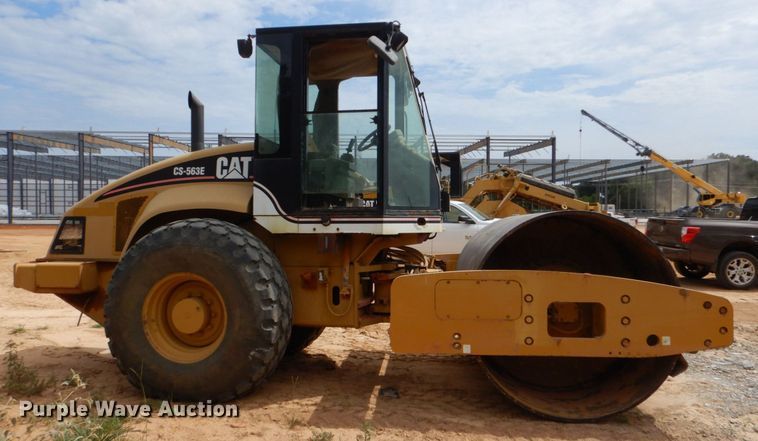 image for item DO1446 2005 Caterpillar CS-563E  single drum vibratory roller